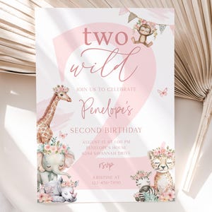 Puede incluir: Invitaci&oacute;n rosa y blanca para una fiesta de segundo cumplea&ntilde;os. El texto dice "two wild" y "Segundo cumplea&ntilde;os de Pen&eacute;lope". La invitaci&oacute;n presenta ilustraciones de una jirafa, un elefante, un guepardo, una cebra y un mono, todos adornados con coronas florales.