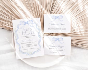 Puede incluir: Invitación a una baby shower azul y blanca con una cinta azul y el texto "Sweet Baby Boy!" La invitación incluye la fecha, la hora y la ubicación de la ducha. También hay dos tarjetas para una rifa de pañales y libros para bebés.