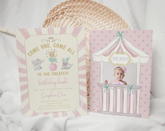 Könnte beinhalten: Rosa-weiße Zirkus-Einladung zum ersten Geburtstag mit einem Foto eines kleinen Mädchens in einem rosa Kleid. Die Einladung zeigt ein rosa-weiß gestreiftes Zelt mit einem Ticketstand und dem Text "COME ONE, COME ALL TO THE GREATEST BIRTHDAY BASH!" und "TICKET".