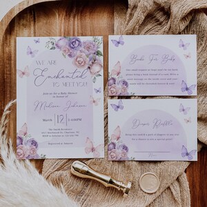 Może przedstawiać: Fioletowo-r&oacute;żowe zaproszenie na baby shower z motylami i tekstem "We are Enchanted to Meet You!"  Dołącz do nas na baby shower z okazji narodzin Madison Johnson. 12 marca, w godz. 14:00-16:00. The Smith Residence, 4937 Birchwood Dr., Charlotte, NC. Prosimy o potwierdzenie uczestnictwa do Katherine pod numerem 123-456-790. Zarejestrowane w Amazon.  Dołączono dwie dodatkowe karty, jedną z prośbą o książkę i drugą z loterią pieluszek.