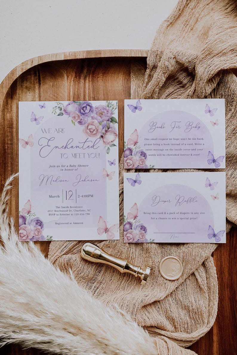 Może przedstawiać: Fioletowo-r&oacute;żowe zaproszenie na baby shower z motylami i tekstem "We are Enchanted to Meet You!"  Dołącz do nas na baby shower z okazji narodzin Madison Johnson. 12 marca, w godz. 14:00-16:00. The Smith Residence, 4937 Birchwood Dr., Charlotte, NC. Prosimy o potwierdzenie uczestnictwa do Katherine pod numerem 123-456-790. Zarejestrowane w Amazon.  Dołączono dwie dodatkowe karty, jedną z prośbą o książkę i drugą z loterią pieluszek.