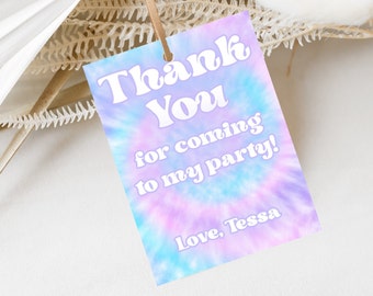 Puede incluir: Una etiqueta de agradecimiento con un fondo tie-dye en tonos azules y morados. El texto dice "Gracias por venir a mi fiesta! Con cariño, Tessa".