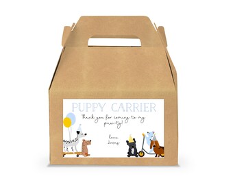 Puede incluir: Una caja de cartón marrón con asa. La caja tiene una etiqueta blanca que dice "Puppy Carrier" y "¡Gracias por venir a mi fiesta! Con cariño, [Name]". La etiqueta también presenta una ilustración de dibujos animados de cuatro perros con sombreros de fiesta y montando un monopatín, un scooter y un monopatín.