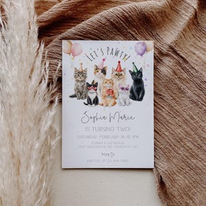 Op de afbeelding: Een witte uitnodigingskaart met een kleurrijke illustratie van katten die feestmutsen dragen. De tekst op de kaart luidt "Let's Pawty!" en "Sophia Marie wordt twee!" De uitnodiging bevat de datum, tijd en locatie van het feest, evenals contactgegevens voor RSVP.