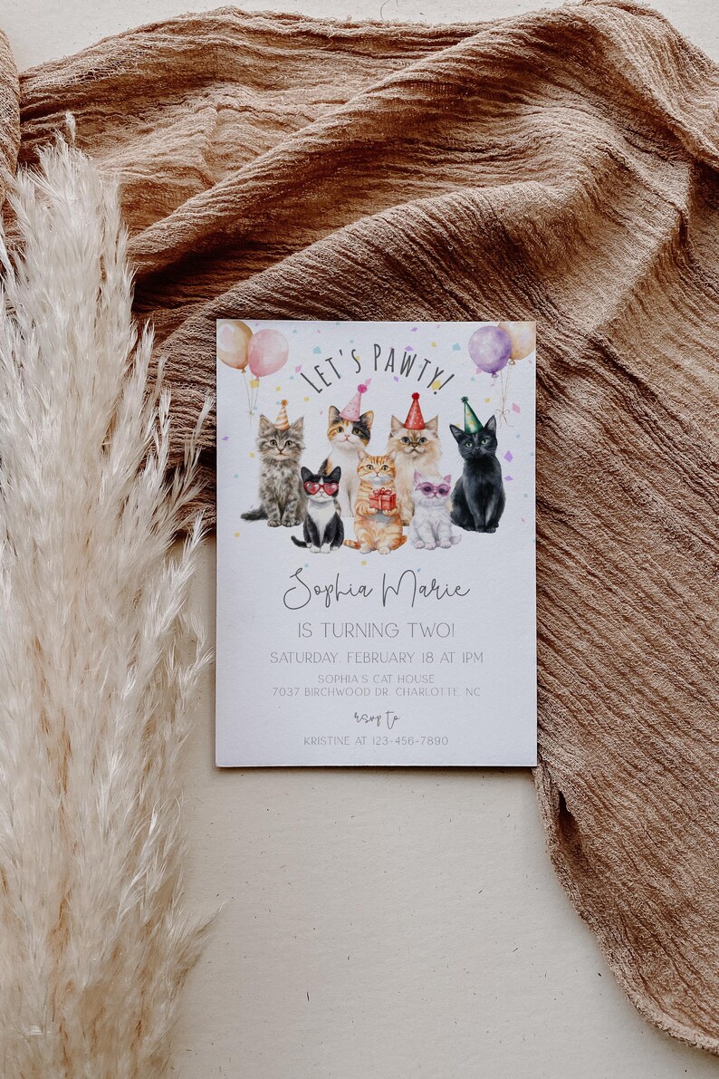 Op de afbeelding: Een witte uitnodigingskaart met een kleurrijke illustratie van katten die feestmutsen dragen. De tekst op de kaart luidt "Let's Pawty!" en "Sophia Marie wordt twee!" De uitnodiging bevat de datum, tijd en locatie van het feest, evenals contactgegevens voor RSVP.