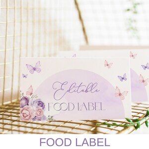 Może przedstawiać: Edytowalna etykieta żywności z akwarelowym wzorem przedstawiającym fioletowe i r&oacute;żowe kwiaty oraz motyle. Tekst "Editable Food Label" jest napisany fioletowym fontem.