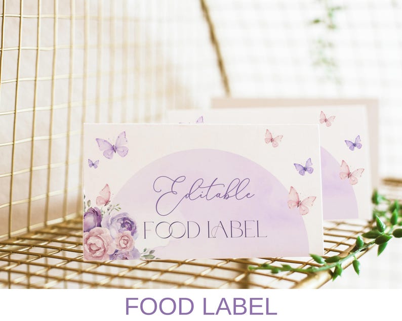 Może przedstawiać: Edytowalna etykieta żywności z akwarelowym wzorem przedstawiającym fioletowe i r&oacute;żowe kwiaty oraz motyle. Tekst "Editable Food Label" jest napisany fioletowym fontem.