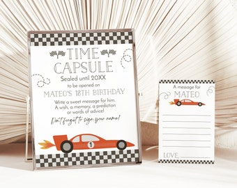 Könnte beinhalten: Ein schwarz-weiß kariertes Schild mit dem Text "TIME CAPSULE" und "Sealed until 20XX to be opened on MATEO'S 18TH BIRTHDAY". Das Schild enthält auch Anweisungen, eine Nachricht für Mateo zu schreiben und Ihren Namen zu unterschreiben. Ein rotes Rennwagen mit der Nummer 1 befindet sich am unteren Rand des Schildes. Ein kleineres schwarz-weiß kariertes Schild mit dem Text "A message for MATEO" und einem roten Rennwagen befindet sich auf der rechten Seite des Bildes.