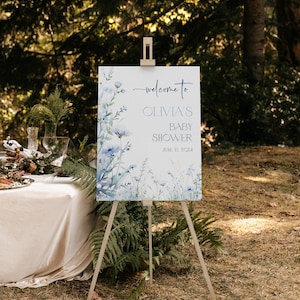 Letrero de bienvenida editable con flores silvestres en azul polvoriento para baby shower, decoración floral azul para baby shower, bebé en flor, baby shower en el jardín, BBS69