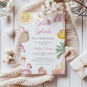 Puede incluir: Invitaci&oacute;n a un baby shower con las palabras "Splish Splash" y "It's a Baby Bash!" en rosa. La invitaci&oacute;n presenta ilustraciones de un sol, un bolso de playa, un patito de goma y otros gr&aacute;ficos con tem&aacute;tica de beb&eacute;. La invitaci&oacute;n es para Amelia Johnson.