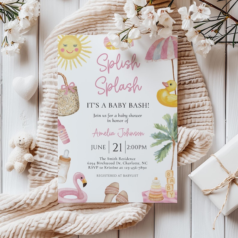 Puede incluir: Invitaci&oacute;n a un baby shower con las palabras "Splish Splash" y "It's a Baby Bash!" en rosa. La invitaci&oacute;n presenta ilustraciones de un sol, un bolso de playa, un patito de goma y otros gr&aacute;ficos con tem&aacute;tica de beb&eacute;. La invitaci&oacute;n es para Amelia Johnson.