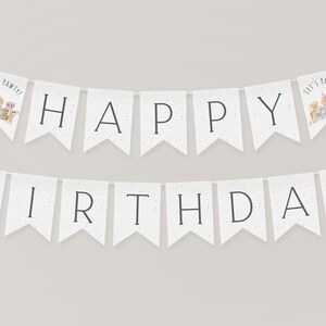 K&ouml;nnte beinhalten: Wei&szlig;es Banner mit schwarzem Text, der "Happy Birthday" lautet. Das Banner hat einen wei&szlig;en Hintergrund mit kleinen lila Konfetti. Das Banner ist mit zwei kleineren Bannern an jedem Ende verziert, die einen wei&szlig;en Hintergrund mit einem Cartoon-Bild von Tieren und dem Text "Let's Pawty!" haben.