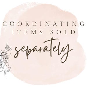 Op de afbeelding: Een lichtroze aquarel cirkelachtergrond met de donkerbruine tekst "COORDINATING ITEMS SOLD separately" in een mix van schreef- en scriptlettertypes, vergezeld van een zwart-witte lijntekening van een kleine bloementros.
