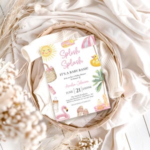 Puede incluir: Una invitaci&oacute;n a un baby shower con un dise&ntilde;o de acuarela. La invitaci&oacute;n presenta las palabras "Splish Splash" y "It's a Baby Bash!" en escritura rosa. El dise&ntilde;o incluye un sol, un bolso de playa, una botella, un flamenco y un patito de goma.