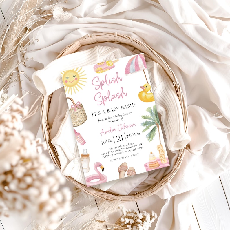 Puede incluir: Una invitaci&oacute;n a un baby shower con un dise&ntilde;o de acuarela. La invitaci&oacute;n presenta las palabras "Splish Splash" y "It's a Baby Bash!" en escritura rosa. El dise&ntilde;o incluye un sol, un bolso de playa, una botella, un flamenco y un patito de goma.