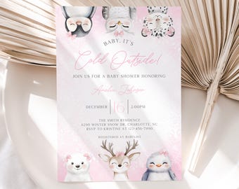 Könnte beinhalten: Eine Babyparty-Einladung mit rosa und weißem Design. Die Einladung zeigt Aquarellillustrationen von arktischen Tieren, darunter ein Pinguin, eine Eule und ein Reh. Der Text lautet "Baby, It's Cold Outside!" und enthält Eventdetails.