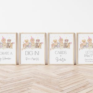K&ouml;nnte beinhalten: Vier druckbare Schilder mit einem Hundeparty-Thema. Die Schilder zeigen eine Gruppe von Hunden, die Partyh&uuml;te tragen und sagen "Dekoriere ein Hundehaus", "Guten Appetit", "Karten + Geschenke" und "Lasst uns feiern!"