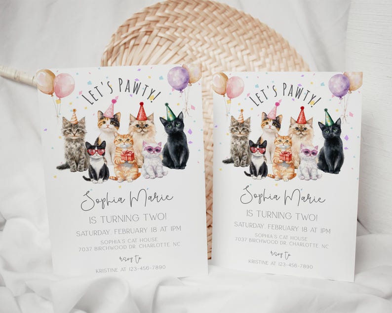 Op de afbeelding: Een witte uitnodiging met een roze, paarse en blauwe kleurstelling. De uitnodiging bevat een aquarel-illustratie van katten die feestmutsen dragen en zegt "Let's Pawty!" Sophia Marie wordt twee jaar. De uitnodiging bevat de datum, tijd en locatie van het feest. RSVP-informatie is onderaan opgenomen.