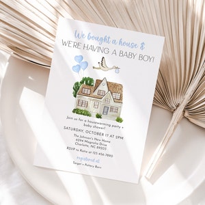 Puede incluir: Una invitaci&oacute;n a una fiesta de inauguraci&oacute;n de la casa con una ilustraci&oacute;n de acuarela de una casa y una cig&uuml;e&ntilde;a que lleva un beb&eacute;. El texto dice "We bought a house & WE'RE HAVING A BABY BOY!" e incluye la fecha, la hora y la ubicaci&oacute;n de la fiesta. Tambi&eacute;n se incluye informaci&oacute;n de RSVP y detalles de registro.
