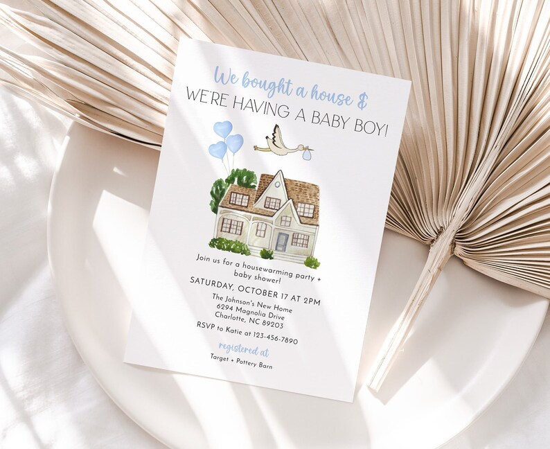 Puede incluir: Una invitaci&oacute;n a una fiesta de inauguraci&oacute;n de la casa con una ilustraci&oacute;n de acuarela de una casa y una cig&uuml;e&ntilde;a que lleva un beb&eacute;. El texto dice "We bought a house & WE'RE HAVING A BABY BOY!" e incluye la fecha, la hora y la ubicaci&oacute;n de la fiesta. Tambi&eacute;n se incluye informaci&oacute;n de RSVP y detalles de registro.