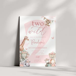 Puede incluir: Una tarjeta de invitaci&oacute;n rosa y blanca con el texto "two wild" y "Penelope's Second Birthday". La tarjeta presenta ilustraciones de acuarela de una jirafa, un elefante, un guepardo, una cebra y un mono.