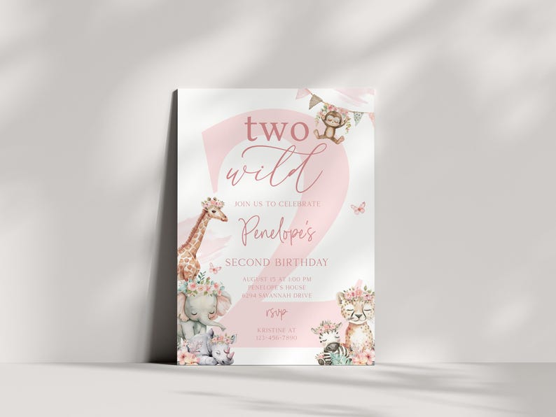 Puede incluir: Una tarjeta de invitaci&oacute;n rosa y blanca con el texto "two wild" y "Penelope's Second Birthday". La tarjeta presenta ilustraciones de acuarela de una jirafa, un elefante, un guepardo, una cebra y un mono.