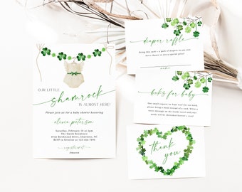 Op de afbeelding: Vier printbare kaarten voor een babyshower met een klavertje vier thema. De kaarten zijn versierd met groene klavertjes en hebben de tekst "Luierspel", "Boeken voor baby", "Bedankt" en "Onze kleine klavertje vier is bijna hier!" De laatste kaart bevat een baby-romper met een groene strik en vleugels.