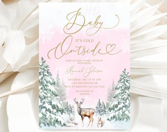 Puede incluir: Una invitación de baby shower rosa y blanca con un tema invernal. La invitación presenta una fuente de escritura dorada en cursiva que dice "Hace frío afuera" con un corazón. La invitación también presenta una ilustración de acuarela de un bosque nevado con un ciervo, un zorro y un conejo.