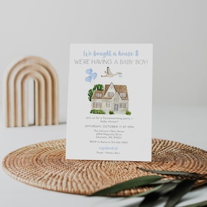Puede incluir: Una invitaci&oacute;n de baby shower azul y blanca con una ilustraci&oacute;n de acuarela de una casa y una cig&uuml;e&ntilde;a llevando un beb&eacute;. El texto dice "We bought a house & WE'RE HAVING A BABY BOY!" e incluye detalles sobre la fiesta, incluyendo la fecha, la hora, la ubicaci&oacute;n y la informaci&oacute;n de RSVP.