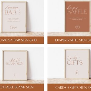 Peut inclure: Quatre pancartes imprimables de 20,3 x 25,4 cm pour une f&ecirc;te pr&eacute;natale. Les pancartes sont dans un cadre en bois brun clair et ont un fond rose clair avec du texte brun. Les pancartes disent "Mimosa Bar", "Tombola de couches", "Pancarte vierge modifiable", et "Cartes + Cadeaux".