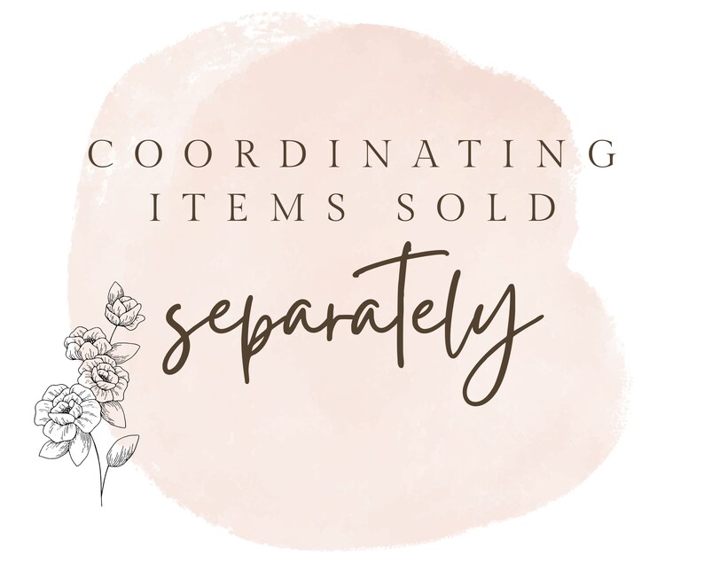 K&ouml;nnte beinhalten: Eine Aquarell-Illustration eines rosa Kreises mit dem Text "COORDINATING ITEMS SOLD SEPARATELY" in brauner Schrift. Eine schwarz-wei&szlig;e Blumenillustration befindet sich auf der linken Seite des Kreises.