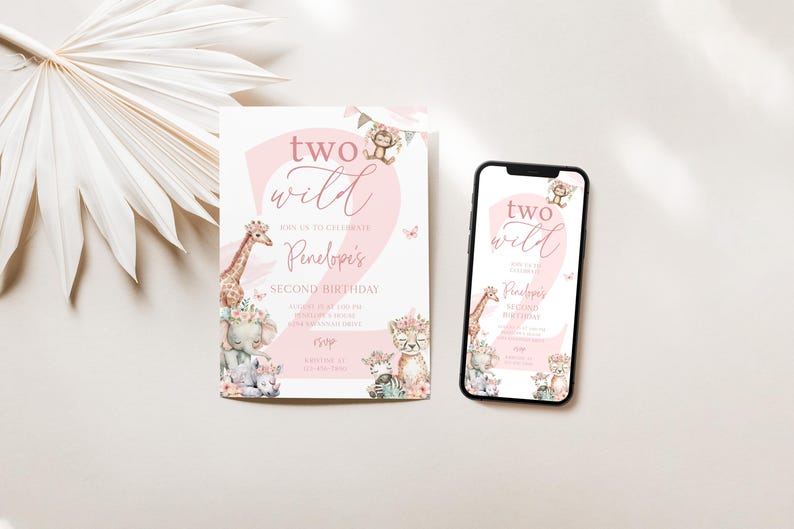 Puede incluir: Una invitaci&oacute;n de cumplea&ntilde;os y un tel&eacute;fono inteligente que muestra el mismo dise&ntilde;o. La invitaci&oacute;n y la pantalla del tel&eacute;fono muestran el texto "two wild" y "Penelope's Second Birthday". El dise&ntilde;o incluye ilustraciones de una jirafa, un elefante y otros animales.