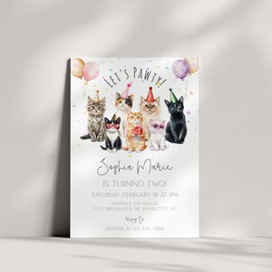Op de afbeelding: Een witte uitnodigingskaart met een aquarel-illustratie van zes katten die feestmutsen dragen. De tekst op de kaart luidt "Let's Pawty!" en "Sophia Marie wordt twee!" met details over het feest, inclusief datum, tijd, locatie en contactgegevens.
