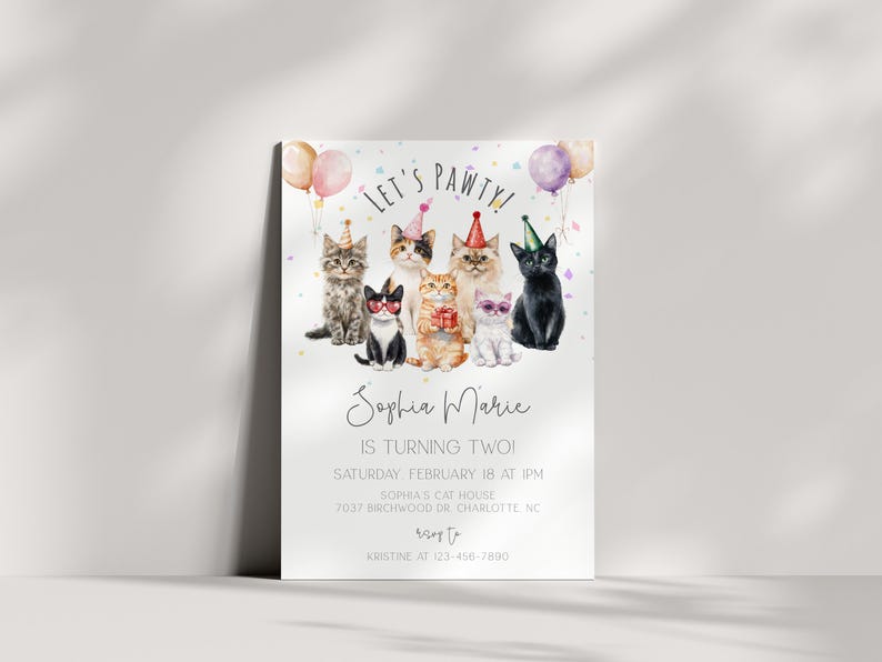 Op de afbeelding: Een witte uitnodigingskaart met een aquarel-illustratie van zes katten die feestmutsen dragen. De tekst op de kaart luidt "Let's Pawty!" en "Sophia Marie wordt twee!" met details over het feest, inclusief datum, tijd, locatie en contactgegevens.