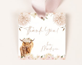 Könnte beinhalten: Danke! Eine weiße Karte mit einer Aquarell-Illustration einer Highland-Kuh und einem Kalb mit einer Blumenkrone. Die Karte hat einen rosa floralen Rand und den Text "Danke! Liebe, Madison".