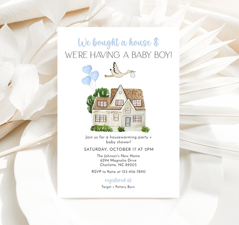 Puede incluir: Una invitaci&oacute;n de baby shower azul y blanca con una ilustraci&oacute;n de acuarela de una casa, una cig&uuml;e&ntilde;a llevando un beb&eacute; y globos azules. El texto dice "We bought a house & WE'RE HAVING A BABY BOY!" e incluye detalles sobre la fiesta, incluyendo la fecha, la hora y la ubicaci&oacute;n. Tambi&eacute;n se incluye informaci&oacute;n de RSVP.