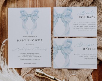 Könnte beinhalten: Eine Babyparty-Einladung mit einem blauen Schleifendesign. Die Einladung enthält den Text "Bitte schließen Sie sich uns zu einer Babyparty zu Ehren von Madison Thomas an". Die Einladung enthält auch das Datum, die Uhrzeit und den Ort der Party. Es gibt zwei zusätzliche Karten mit dem Text "Bücher für Baby" und "Windel-Tombola".