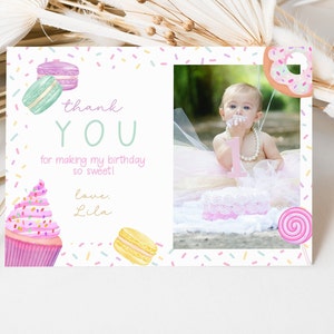 Bewerkbare Sweet One verjaardagsfoto bedankkaart, desserts snoep verjaardag, meisje 1e verjaardag, cupcake macaron, instant download, CLP38