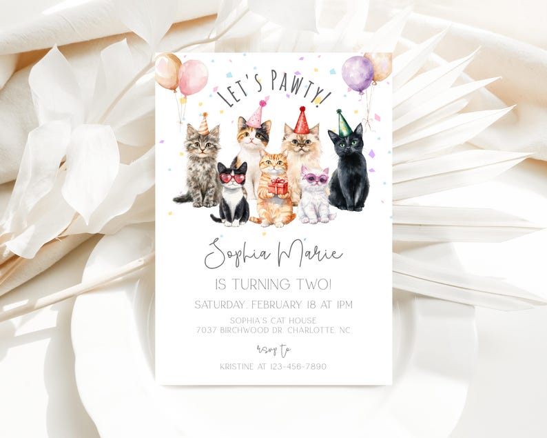 Op de afbeelding: Een kleurrijke verjaardagsuitnodiging met een pootprintontwerp en de tekst "Let's Pawty!" Sophia Marie wordt twee jaar. De uitnodiging toont een groep katten die feestmutsen dragen en omringd zijn door confetti. De uitnodiging bevat de datum, tijd en locatie van het feest.