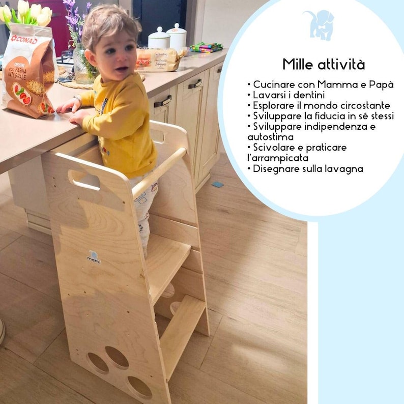 Puede incluir: Un taburete de madera clara con tres pelda&ntilde;os y un pasamanos. Un ni&ntilde;o peque&ntilde;o est&aacute; de pie en el pelda&ntilde;o superior, alcanzando un mostrador. El taburete est&aacute; dise&ntilde;ado para ayudar a los ni&ntilde;os a alcanzar superficies m&aacute;s altas de forma segura.