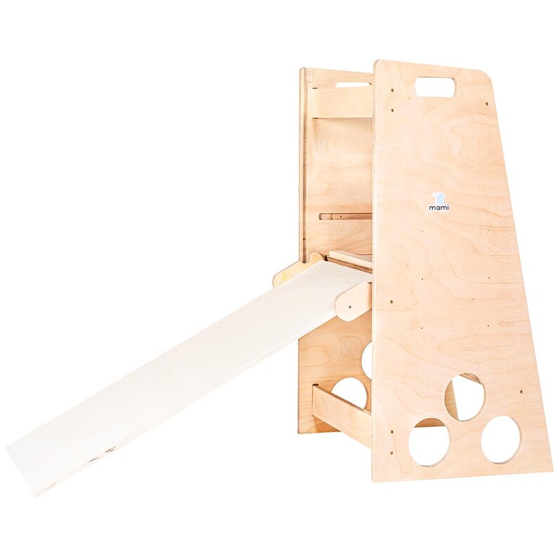 Puede incluir: Estructura de juego de madera con un tobog&aacute;n y una pared de escalada. La estructura est&aacute; hecha de madera natural y tiene un tobog&aacute;n blanco. La estructura tiene un recorte en forma de c&iacute;rculo en el lateral.