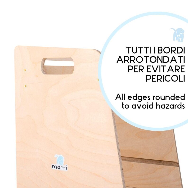 Puede incluir: Un taburete de madera con bordes redondeados para mayor seguridad. El taburete tiene un acabado de madera clara y un peque&ntilde;o logotipo de elefante en la parte delantera. El texto "TUTTI I BORDI ARROTONDATI PER EVITARE PERICOLI" est&aacute; escrito en italiano en un c&iacute;rculo azul. El texto "All edges rounded to avoid hazards" est&aacute; escrito en ingl&eacute;s en el c&iacute;rculo azul.