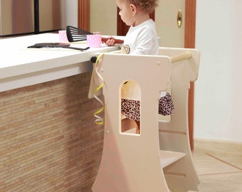 Tourelle Montessori pour enfant en bois naturel, Tour d'apprentissage avec table, coloris bois ou blanc, 3 niveaux de hauteur réglables