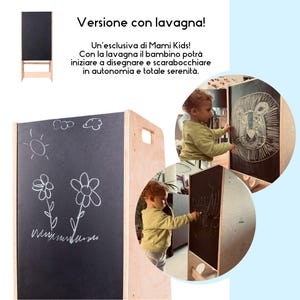 Puede incluir: Un taburete de madera con una pizarra en la parte delantera. La pizarra es negra y tiene dibujos blancos de un sol, flores y nubes. El taburete tiene un asa en el lateral. El texto "Versione con lavagna!" est&aacute; escrito en negro sobre fondo blanco encima del taburete. El texto debajo del taburete dice "Un'esclusiva di Mami Kids! Con la lavagna il bambino potra iniziare a disegnare e scarabocchiare in autonomia e totale serenita."