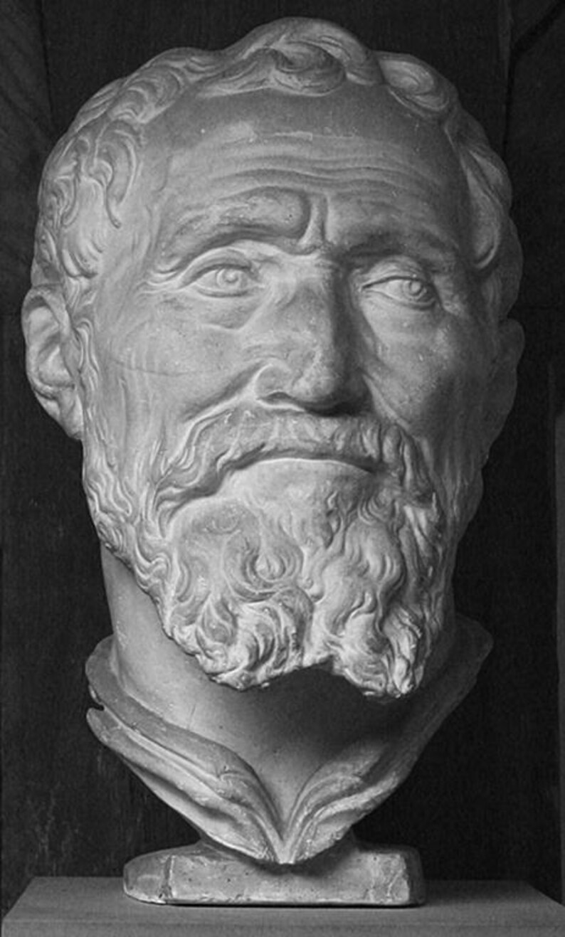 Pu&ograve; includere: Un busto in scultura in bianco e nero di un uomo con la barba e un'espressione seria. La scultura &egrave; realizzata in un materiale liscio e bianco ed &egrave; esposta su un piedistallo.