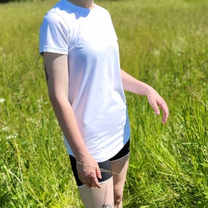 Limmpo - 100% cotton, short-sleeved,  fitted, slightly extended, sports top with an open neckline. Made of soft jersey fabric.