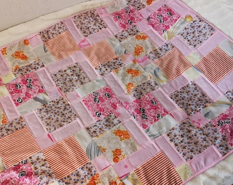 Virou-cotton, quilted children's blanket with padding.