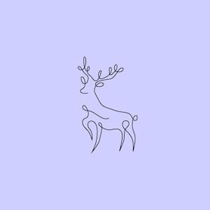 Könnte beinhalten: Eine minimalistische Strichzeichnung eines Hirsches in Schwarz vor einem hellvioletten Hintergrund. Der Hirsch wird mit einer durchgehenden Linie dargestellt, die sein Geweih und seinen Körper in einem einfachen, eleganten Stil zeigt. Geeignet für Wandkunst oder Heimdekoration.
