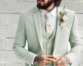 Traje de tres piezas para hombre en verde salvia, corte ajustado, ideal para bodas.