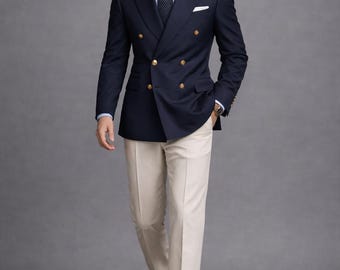 Blazer de abotoamento duplo da Marinha Real com calças cor marfim.